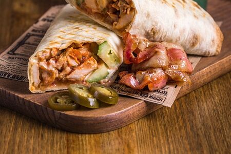 Шаурма с курицей, беконом и халапеньо