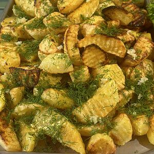 Картошка по-деревенски с чесноком и зеленью