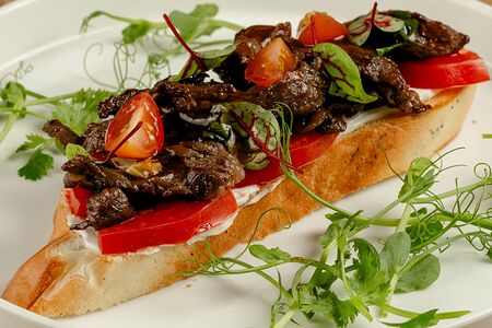 Брускетта с говядиной