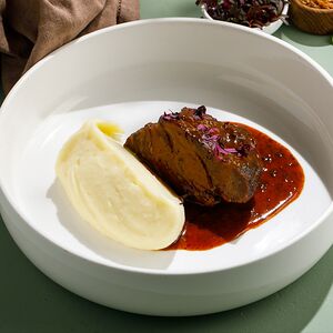 Томлёные телячьи щёчки