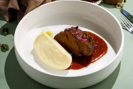 Томлёные телячьи щёчки