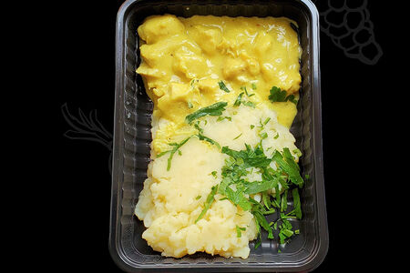 Мятый картофель с куриным филе в сырном соусе