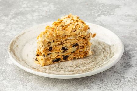 Миндальный торт с черносливом