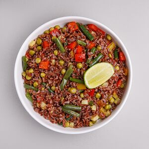 Կարմիր բրինձ ոլոռով, կանաչ լոբով և բանջարեղենով