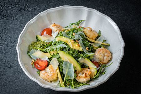 Руккола с тигровыми креветками