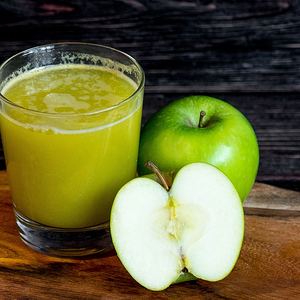 Свежевыжатый яблочный сок