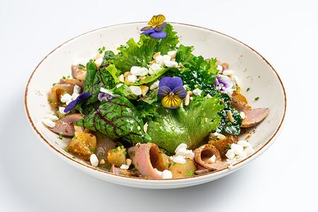 Салат с уткой и копченой грушей