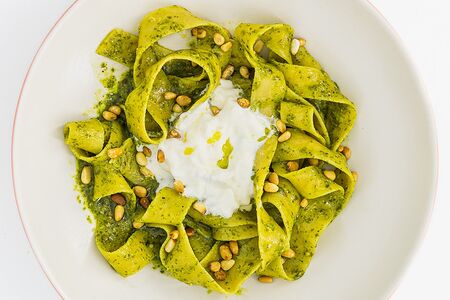 Паста-песто с кедровыми орешками и страчателлой