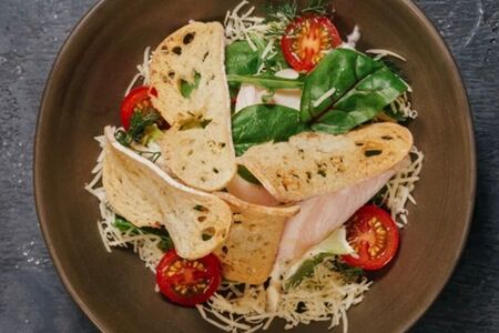 Салат с куриным филе и томатами черри