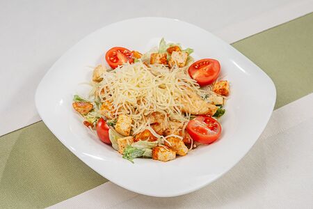 Салат Цезарь с курицей