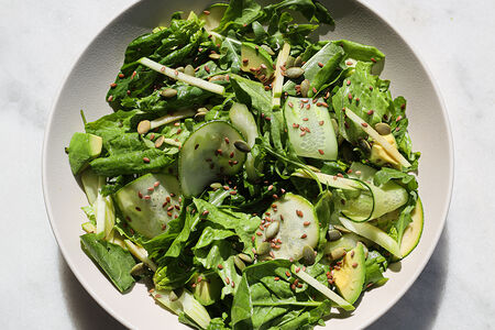 Большой зеленый салат с авокадо