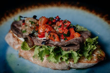 Брускетта с ростбифом и печеными овощами