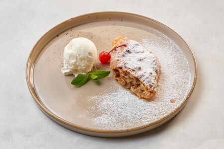 Штрудель с яблоками 