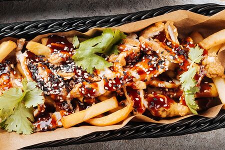 Картофель фри с куриным попкорном, тайским соусом и кунжутом