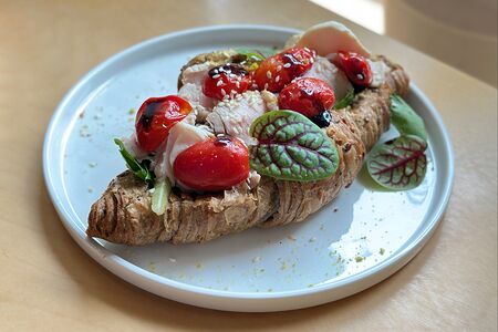 Цельнозерновой круассан с индейкой и горчично-сырным соусом