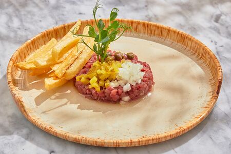 Тартар из говядины с картофелем фри