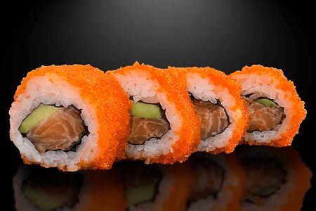 Ролл с тартаром из лосося