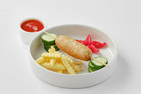 Куриная сосиска с сыром чеддер и картофелем фри