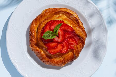 Вензель с клубникой