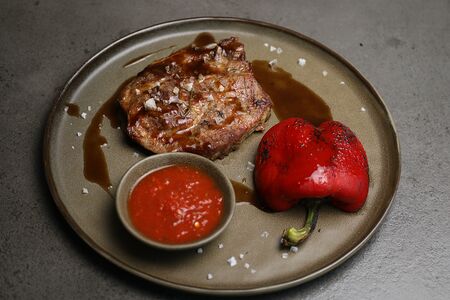 Стейк из cвинoй шеи с печеным перцем