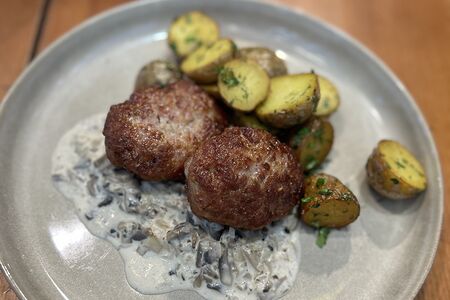 Котлеты свиные с мини-картофелем