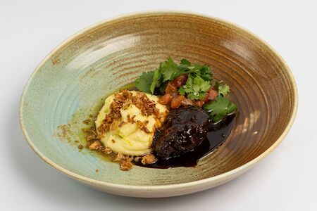 Говяжья щека, пюре, соус Кальвадос