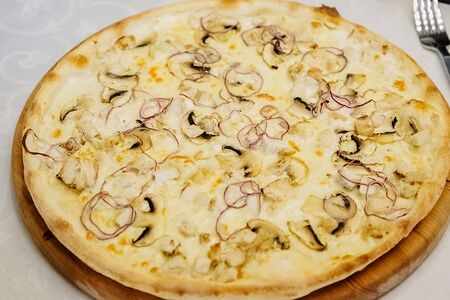 Пицца с курицей и грибами