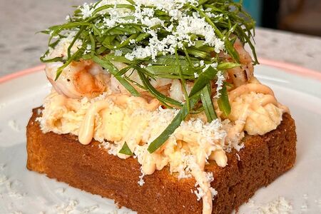 Скрембл на бриоши с креветками и соусом спайси