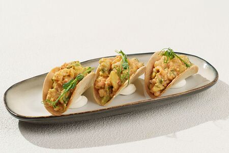 Тако с креветкой и авокадо