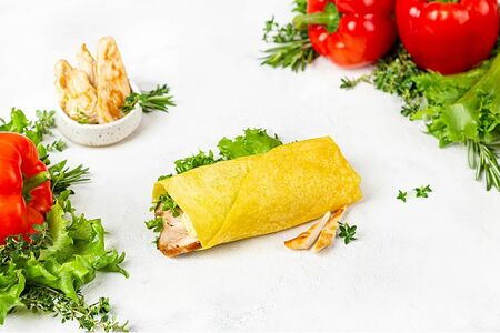 Ролл с индейкой, томатами и сладким перцем