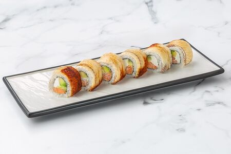 Ролл с копчёным угрём, лососем и авокадо