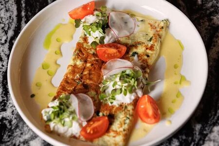 Омлет из куриных яиц с рикоттой, страчателлой и шпинатом