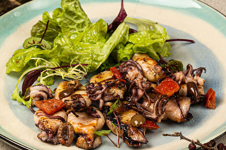 Мини-кальмары на гриле с хрустящим салатом