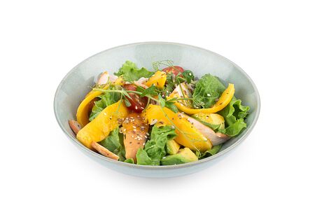 Салат с манго и копченой курицей