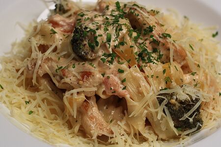 Феттуччине с курицей и овощами