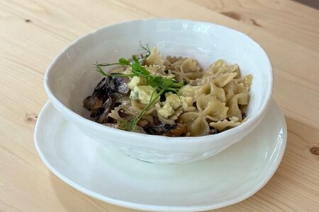Паста с курицей, грибами и голубым сыром