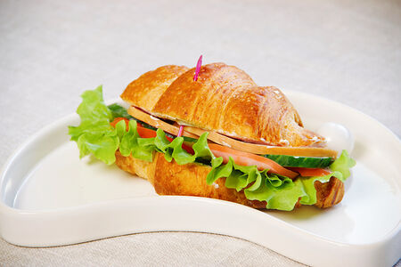 Круассан с куриной грудкой