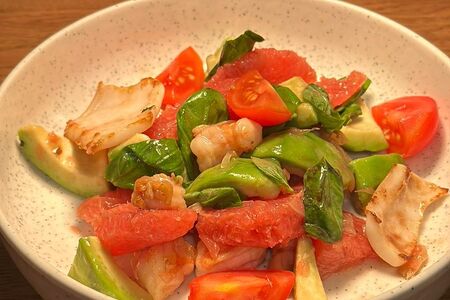 Салат с креветками, авокадо и грейпфрутом