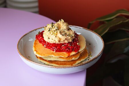Панкейки с тартаром из клубники и кремом из вареного сгущенного молока