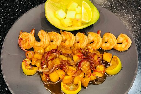 Креветки, обжаренные с манго и лаймом