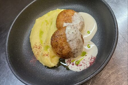 Крабкейки, картофельное пюре, соус белое вино