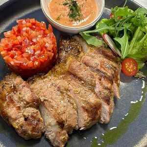 Свиная корейка с сальсой и соусом из болгарского перца