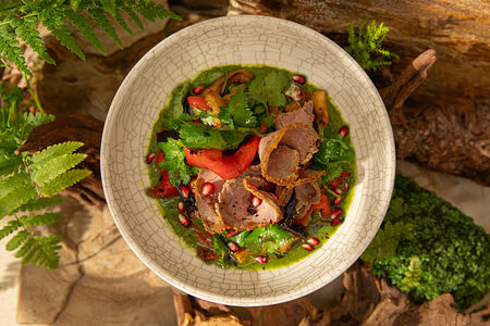 Салат из запеченного баклажана и телятины с кавказским песто