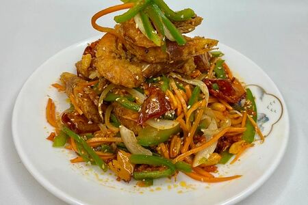 1061. Жареные креветки с перцем и арахисом