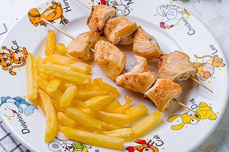 Детский куриный шашлык с картофелем фри