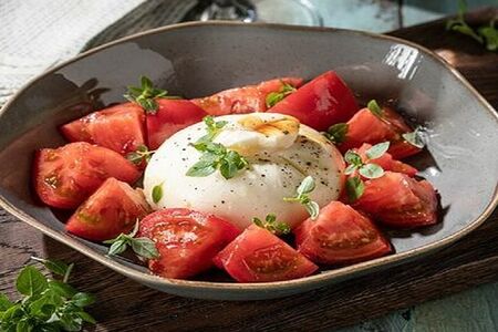 Буратта с томатами и соусом песто