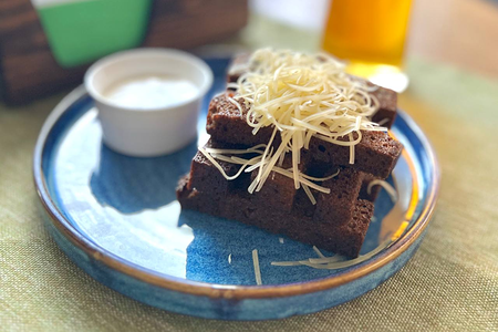 Гренки бородинские с чесноком и пармезаном