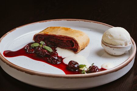 Штрудель вишневый