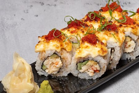 Калифорния с крабом запеченная