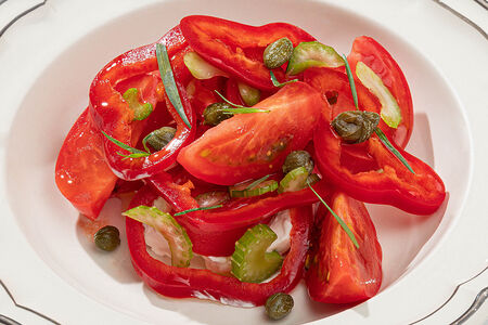 Салат из томатов с сыром фета и оливками каламата